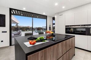 Kjøleskap, mikrobølgeovn, ovn og oppvaskmaskin