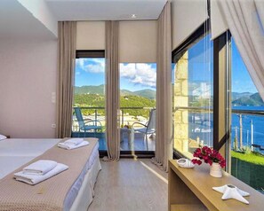 Deluxe Suite, Sea View | 1 bedroom, desk, laptop workspace, soundproofing