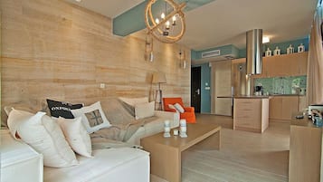 Deluxe Apartment | Desk, laptop workspace, soundproofing, iron/ironing board