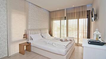 Aiolos Luxury Suite | Schreibtisch, laptopgeeigneter Arbeitsplatz, schallisolierte Zimmer