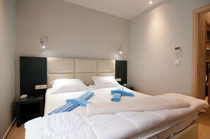 Poseidon Luxury Suite | Escritorio, espacio para trabajar con laptop y insonorización 