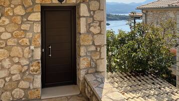 Deluxe Suite, Sea View | Desk, laptop workspace, soundproofing, iron/ironing board