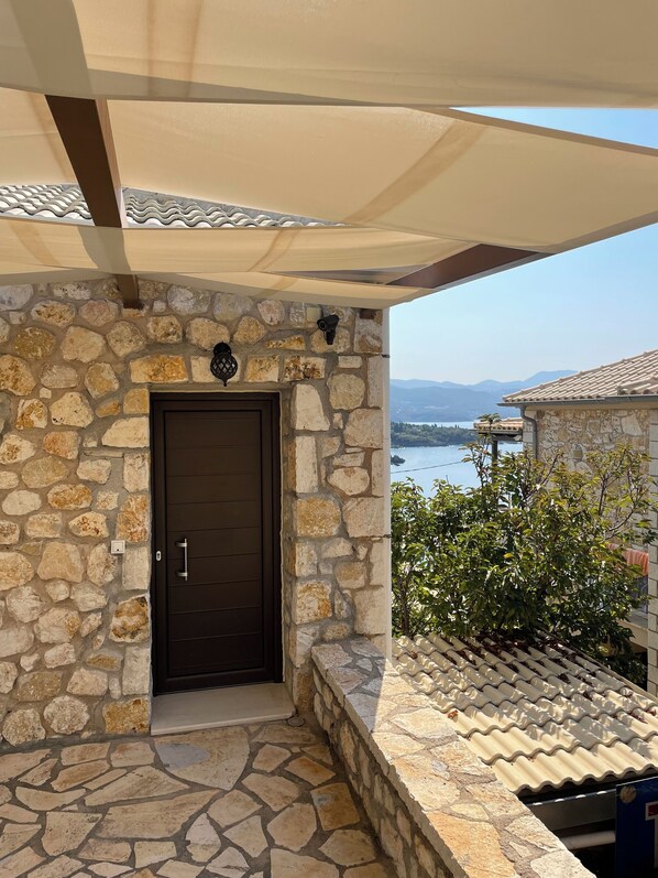 Deluxe Suite, Sea View | 1 bedroom, desk, laptop workspace, soundproofing