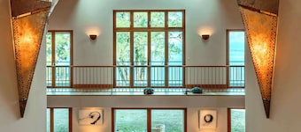 Villa Dame du Lac - Waterfront Masterpiece