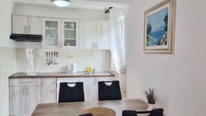 Stovetop, coffee/tea maker, cookware/dishes/utensils