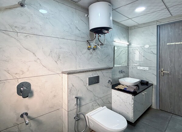 A modern bathroom with a toilet, sink, and shower. - Housr Ferguson Apartment Near Radisson (Bengaluru)