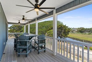 Outdoor dining - The Rising Son / 3712 E Dolphin Dr - Coastal Vacation Resorts (Oak Island)