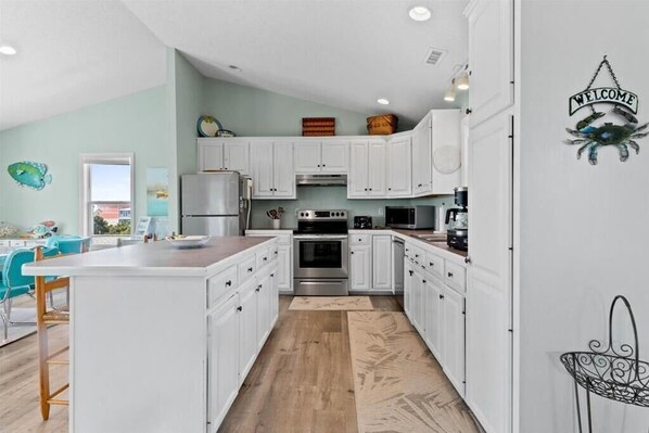 冷蔵庫、電子レンジ、オーブン、コンロ