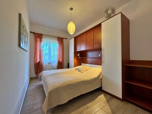 2 bedrooms, iron/ironing board, WiFi, bed sheets - Apartment Zeljka - seafront, beachfront, 20 m to sea, sea view, garden, BBQ (Šilo)