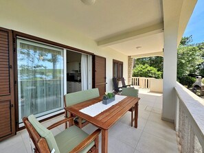 Outdoor dining - Apartment Zeljka - seafront, beachfront, 20 m to sea, sea view, garden, BBQ (Šilo)