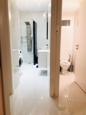 Douche, sèche-cheveux, serviettes fournies