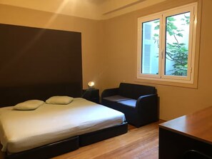 4 habitaciones, escritorio, tabla de planchar con plancha y wifi