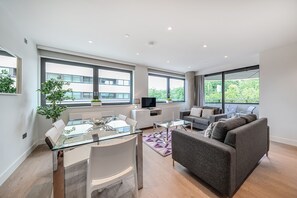 Apartamento, 3 quartos | Área de estar | Smart TV 40 polegadas com canais digitais, dock para MP3