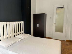 4 bedrooms, desk, iron/ironing board, WiFi