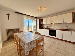 Fridge, oven, stovetop, coffee/tea maker