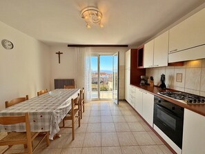 Refrigerador, horno, placa de cocina, cafetera/tetera