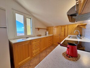 Fridge, oven, stovetop, coffee/tea maker