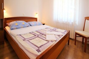 3 bedrooms, WiFi, bed sheets - Apartment Lucijana No.1 - with Balcony, 150 m from the Beach (Baska)