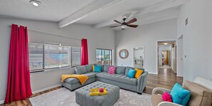 Smart-TV, Videospiele, Tischfußball, Tischtennisplatte