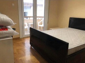 3 bedrooms, desk, iron/ironing board, WiFi