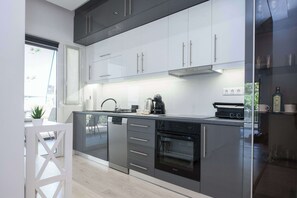 Fridge, oven, stovetop, dishwasher