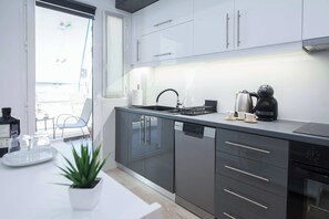 Fridge, oven, stovetop, dishwasher