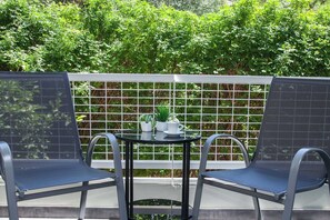 Outdoor dining - Luxury Athens Riviera 1 Bd Retreat next to Beach (Voula)