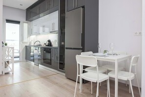 Fridge, oven, stovetop, dishwasher - Luxury Athens Riviera 1 Bd Retreat next to Beach (Voula)