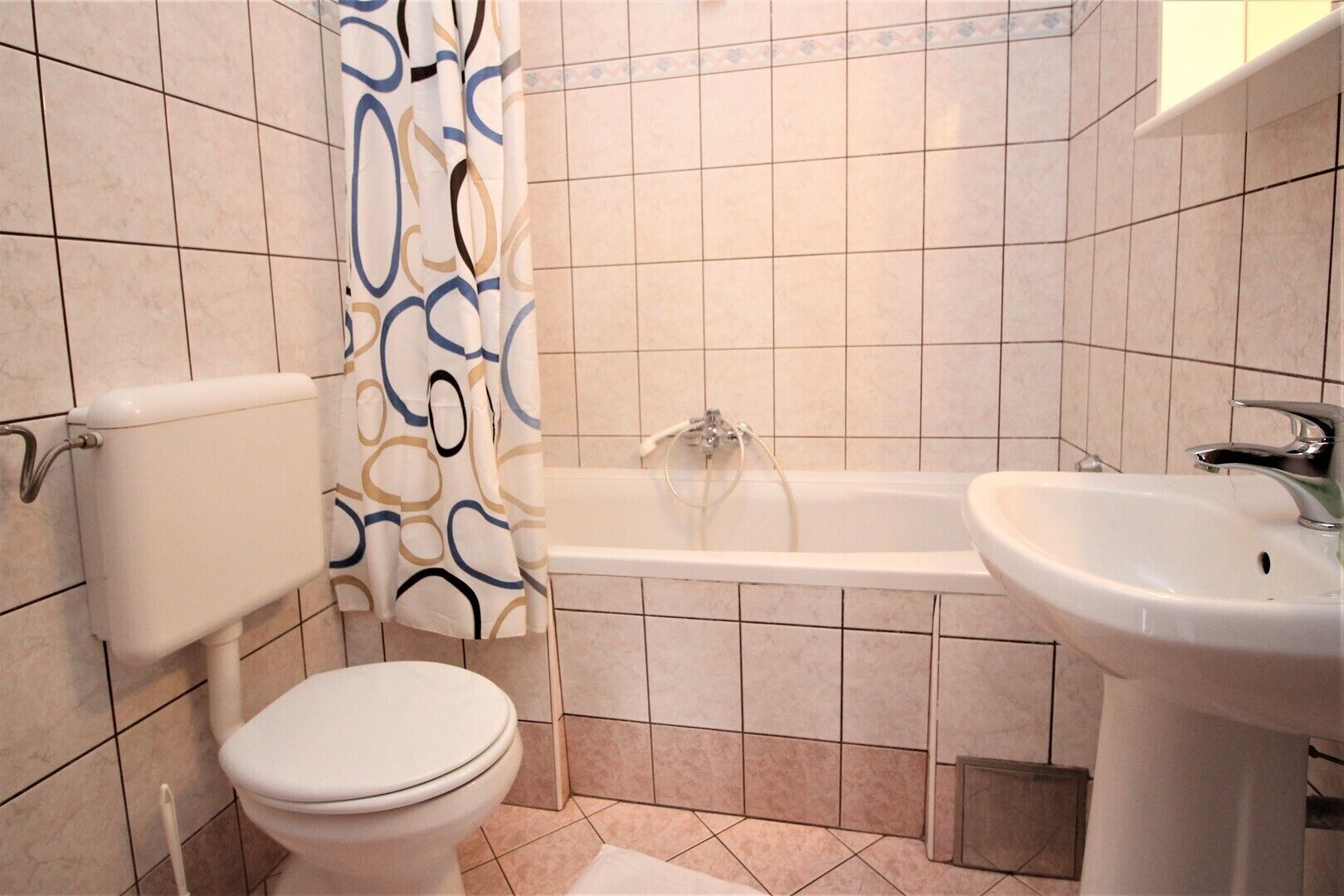 Ein Badezimmer mit Toilette, Badewanne und Waschbecken.