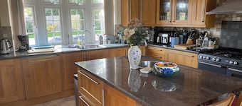 Peaceful gated retreat with a beautiful garden minutes from Ascot and Windsor.