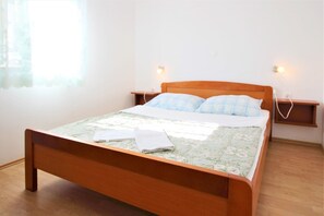 3 bedrooms, WiFi, bed sheets