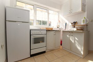 Réfrigérateur, four, plaque de cuisson, cafetière/bouilloire