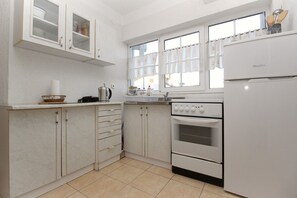 Réfrigérateur, four, plaque de cuisson, cafetière/bouilloire