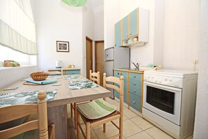Réfrigérateur, four, plaque de cuisson, cafetière/bouilloire
