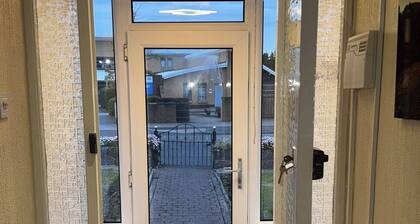 Bungalow Bliss: Recently Renovated 3 Bedroom Stay