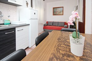 Interior - Apartment Teljega A4 ground floor - with Terrace, 600m from the Beach (Baska)