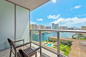Property grounds - Serene Waterside Haven – Perfectly Positioned (Hallandale Beach)