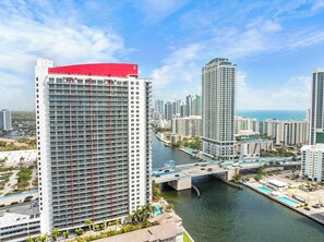 Exterior - Serene Waterside Haven – Perfectly Positioned (Hallandale Beach)