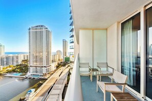 Property grounds - Waterfront Bliss – Prime Spot with Balcony Views (Hallandale Beach)