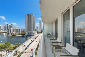 Property grounds - Sunset Magic & Sea Breeze Living – Walkable to Waves (Hallandale Beach)