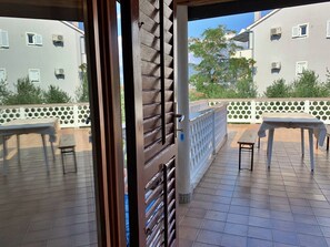 Outdoor dining - Apartment Volaric - sea view, 160 m from sea, BBQ, free parking (Silo)