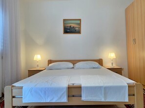 4 bedrooms, WiFi, bed sheets - Apartment Volaric - sea view, 160 m from sea, BBQ, free parking (Silo)