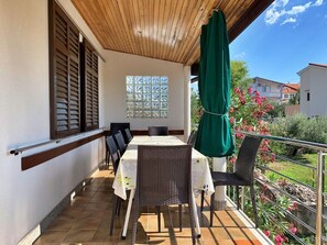 Outdoor dining - Apartment Volaric - sea view, 160 m from sea, BBQ, free parking (Silo)