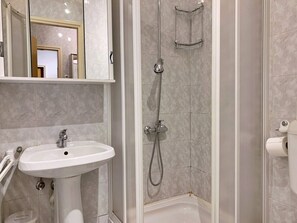 Shower, towels - Apartment Volaric - sea view, 160 m from sea, BBQ, free parking (Silo)