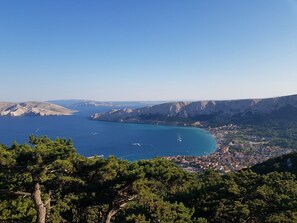 A coastal town with a view of the sea and mountains. - Room Grozdana No.2 - with Parking (Baska)
