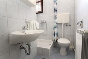 Douche, serviettes fournies