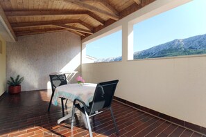Outdoor dining - Apartment Petrica No.2 - with Balcony, located in the peaceful village of Jurandvor near Baska (Jurandvor)