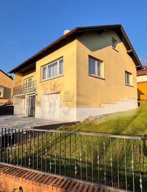Exterior - NERA vacation apartment with a beautiful view and quiet atmosphere (Gelnhausen)
