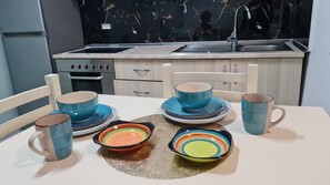 Fridge, oven, stovetop, cookware/dishes/utensils