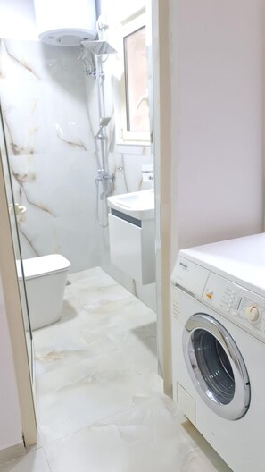 Regadera, secadora de cabello, toallas, jabón 